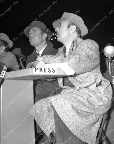 boxing match Fred MacMurray watches from crowd 4b09-153