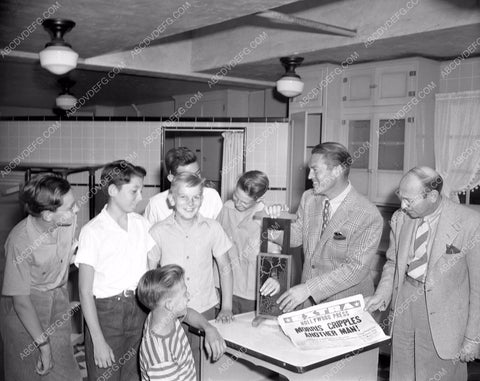 actor Chester Morris performs magic for kids 4b09-209