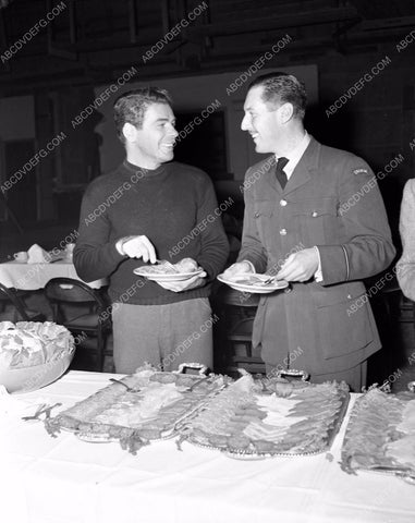 candid Paul Muni Robert Coote enjoy some food between takes 4b09-218