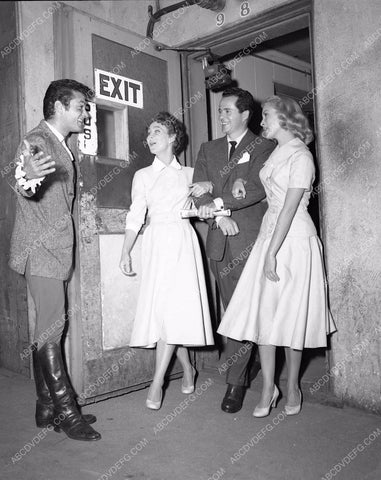 Tony Curtis visits Janet Leigh Jack Lemmon Lucy Marlow on set 4b09-225