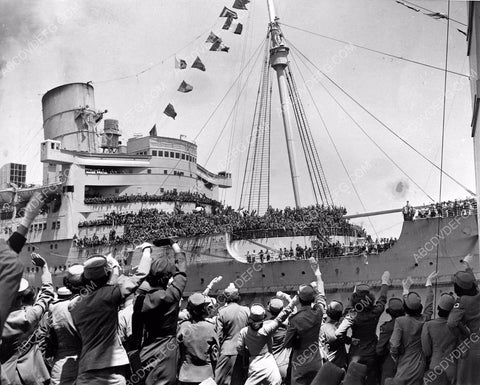 WWII troops return home by ship crowds await 4b09-227