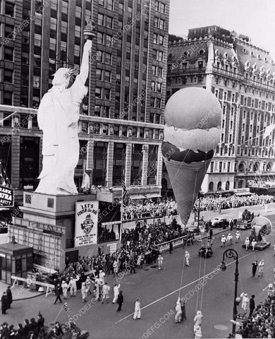 historic New York Macy's Day Parade float Waldorf Astoria Hotel 4b09-286