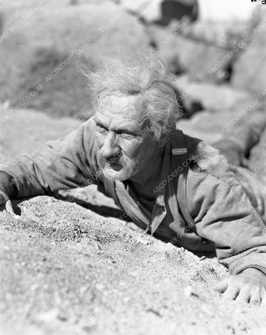 Wallace Beery cast and crew in Death Valley film shoot 4b09-533