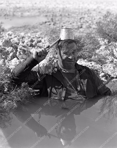 Wallace Beery cast and crew in Death Valley film shoot 4b09-535