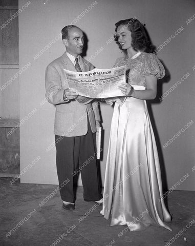 Ann Blythe with Mexican Spanish newspaper 4b09-562