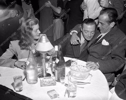 news photo Humphrey Bogart Lauren Bacall join by Peter Lorre out dining 4b09-566