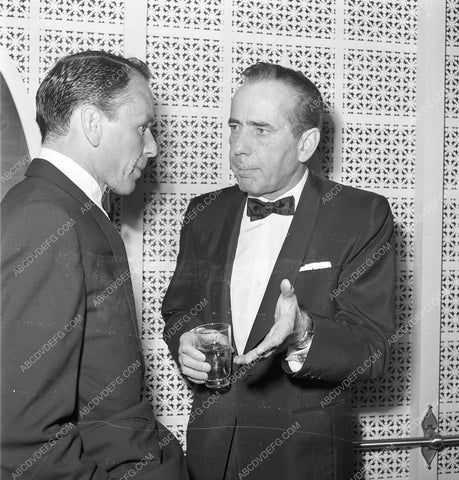 Humphrey Bogart talking with Frank Sinatra out at dinner 4b09-591