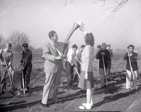 Bob Burns and students geological or horticulture field trip 4b09-620
