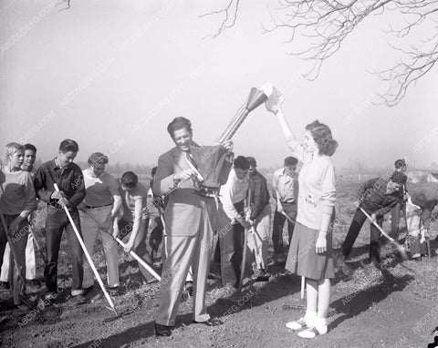 Bob Burns and students geological or horticulture field trip 4b09-622
