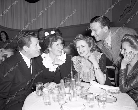 George Burns Gracie Allen dining with friends 4b09-623