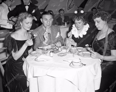 George Burns Gracie Allen dining with friends 4b09-624
