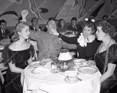 George Burns Gracie Allen dining with friends 4b09-625