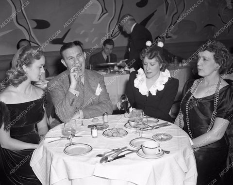 George Burns Gracie Allen dining with friends 4b09-626