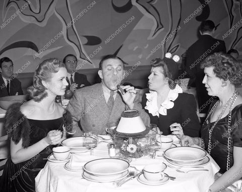 George Burns Gracie Allen dining with friends 4b09-627