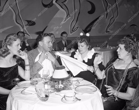 George Burns Gracie Allen dining with friends 4b09-628