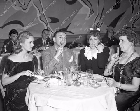 George Burns Gracie Allen dining with friends 4b09-629