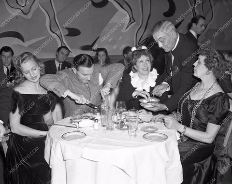 George Burns Gracie Allen dining with friends 4b09-630