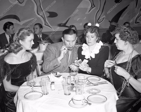George Burns Gracie Allen dining with friends 4b09-631