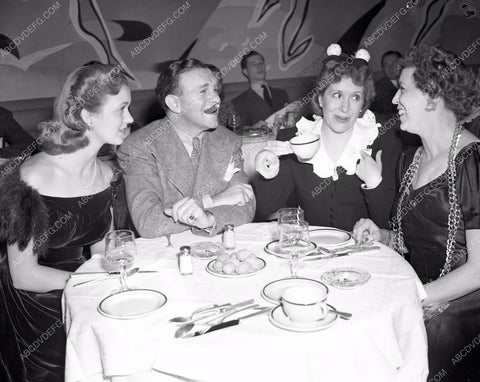 George Burns Gracie Allen dining with friends 4b09-632