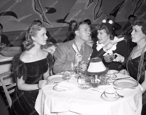 George Burns Gracie Allen dining with friends 4b09-635