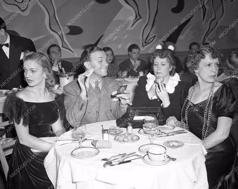 George Burns Gracie Allen dining with friends 4b09-639