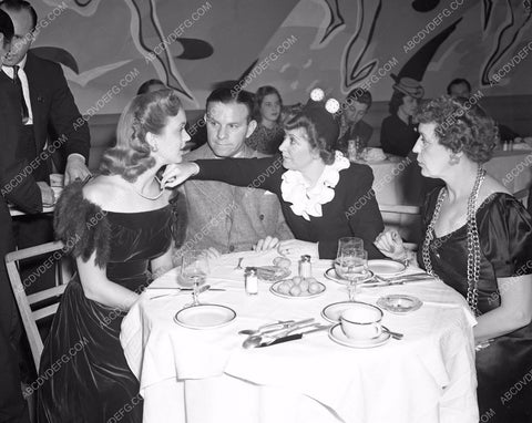 George Burns Gracie Allen dining with friends 4b09-640