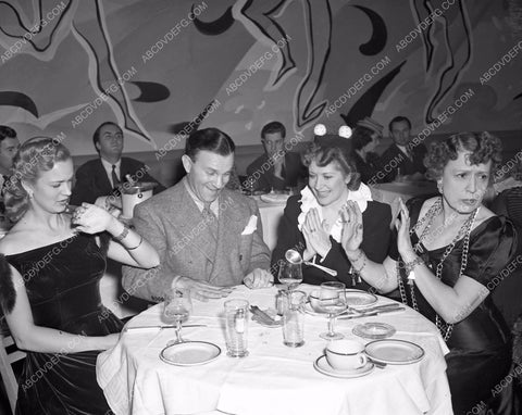 George Burns Gracie Allen dining with friends 4b09-641