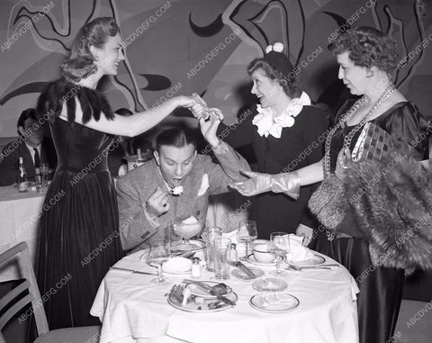 George Burns Gracie Allen dining with friends 4b09-642