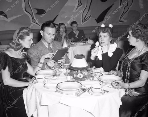 George Burns Gracie Allen dining with friends 4b09-643
