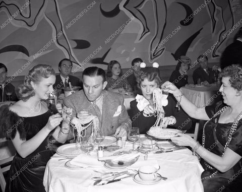 George Burns Gracie Allen dining with friends 4b09-644