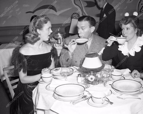George Burns Gracie Allen dining with friends 4b09-647