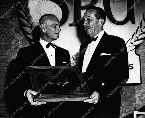 Yul Brynner presentsd Walt Disney with award 4b10-002