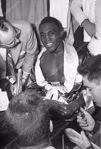 sports boxing lightweight champion James Carter talks to press 4b10-019