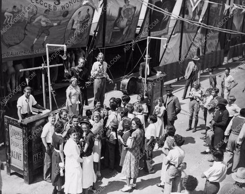 circus sideshow crowds gather to fill in 4b10-046