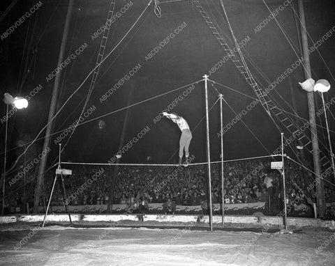 circus performer walks the tightrope 4b10-057