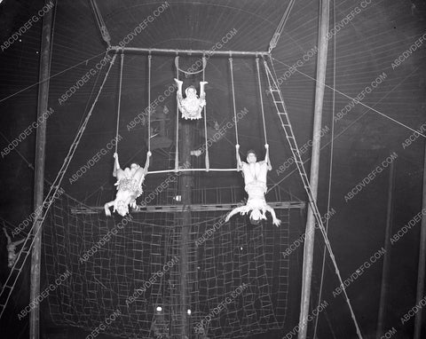 circus trapeze act for Ringling Bros Barnum Bailey Circus 4b10-058