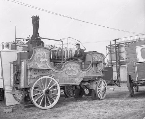 really old school circus wagons 4b10-062