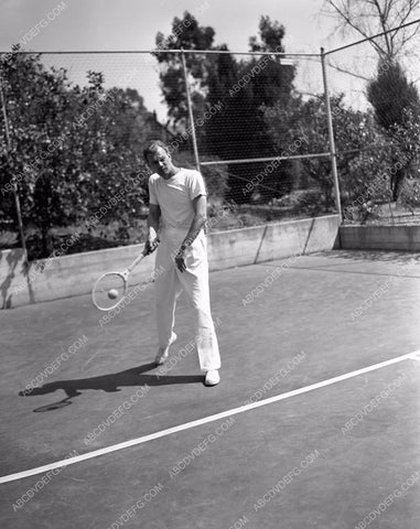 Joseph Cotten gives magazine interview and shows home 4b10-115