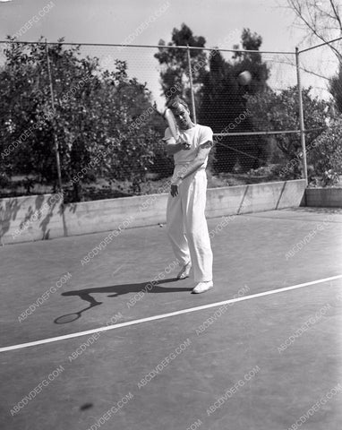 Joseph Cotten gives magazine interview and shows home 4b10-121