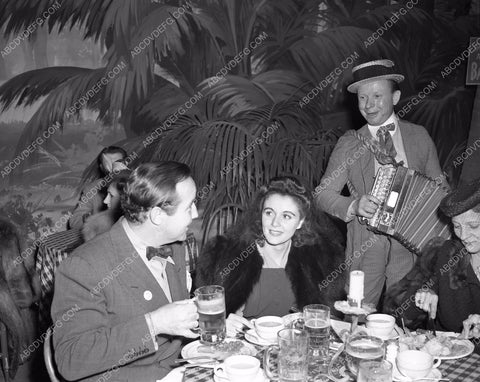 Broderick Crawford Kay Griffith dine at Coconut Grove ? 4b10-134