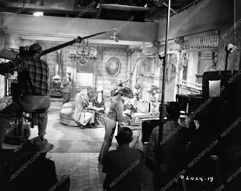 Linda Darnell Dale Robertson behind the scenes film Dakota Incident 4b10-153