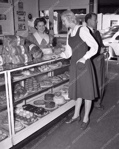 RKO star Barbara Moffett visits local bakery publicity 4b10-220