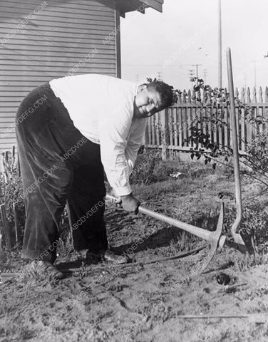 world's largest man Henry Rohiver gardening at home 4b10-257