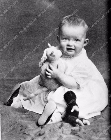 someone famous baby portrait or it wouldn't be in the newspaper 4b10-287