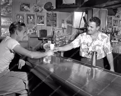 old time Americana living in old time bar 4b10-446