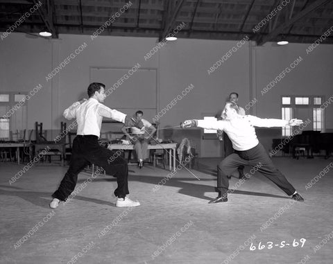 Cornel Wilde teaches fencing at Columbia Studios 4b10-489