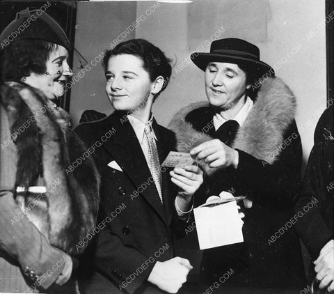 candid Freddie Bartholomew and family 5073-05