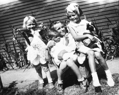 Marilyn Monroe as a child w her sister I think 5073-28