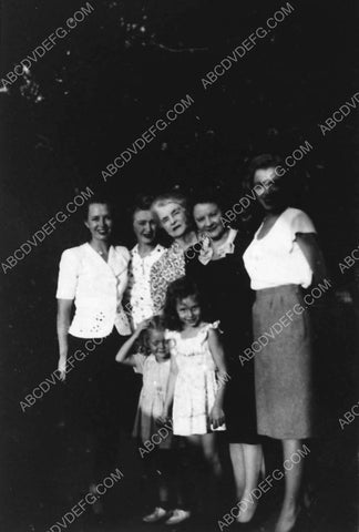 candid Marilyn Monroe w family and friends 5073-31