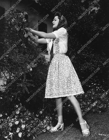 Maria Montez does some gardening at home 5267-22